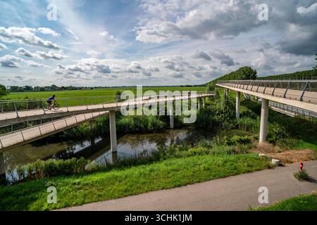 Rampe auf den Liniebrug, eine Fahrrad- und Fußgängerbrücke über den Amsterdam-Rhein-Kanal in der Nähe des Dorfes Nigtechtew, die den Schifffahrtskanal bei überspannt Stockfoto