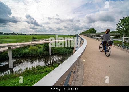 Rampe auf den Liniebrug, eine Fahrrad- und Fußgängerbrücke über den Amsterdam-Rhein-Kanal in der Nähe des Dorfes Nigtechtew, die den Schifffahrtskanal bei überspannt Stockfoto
