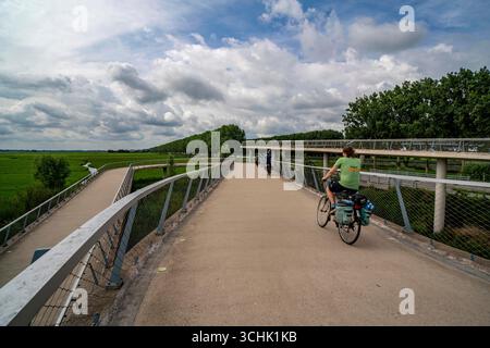 Rampe auf den Liniebrug, eine Fahrrad- und Fußgängerbrücke über den Amsterdam-Rhein-Kanal in der Nähe des Dorfes Nigtechtew, die den Schifffahrtskanal bei überspannt Stockfoto
