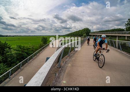 Rampe auf den Liniebrug, eine Fahrrad- und Fußgängerbrücke über den Amsterdam-Rhein-Kanal in der Nähe des Dorfes Nigtechtew, die den Schifffahrtskanal bei überspannt Stockfoto