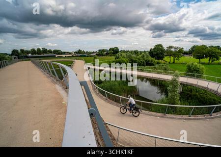 Rampe auf den Liniebrug, eine Fahrrad- und Fußgängerbrücke über den Amsterdam-Rhein-Kanal in der Nähe des Dorfes Nigtechtew, die den Schifffahrtskanal bei überspannt Stockfoto