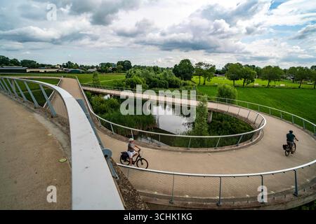 Rampe auf den Liniebrug, eine Fahrrad- und Fußgängerbrücke über den Amsterdam-Rhein-Kanal in der Nähe des Dorfes Nigtechtew, die den Schifffahrtskanal bei überspannt Stockfoto