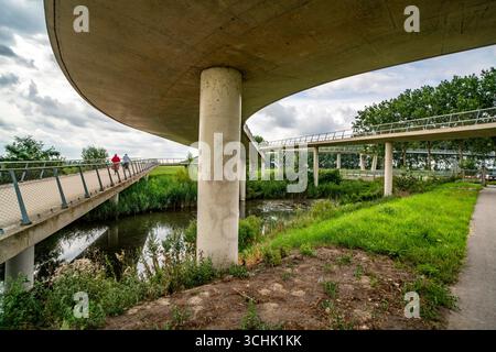 Rampe auf den Liniebrug, eine Fahrrad- und Fußgängerbrücke über den Amsterdam-Rhein-Kanal in der Nähe des Dorfes Nigtechtew, die den Schifffahrtskanal bei überspannt Stockfoto