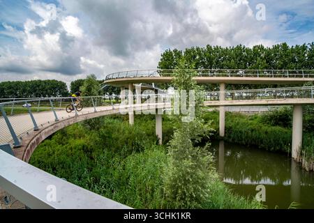 Rampe auf den Liniebrug, eine Fahrrad- und Fußgängerbrücke über den Amsterdam-Rhein-Kanal in der Nähe des Dorfes Nigtechtew, die den Schifffahrtskanal bei überspannt Stockfoto