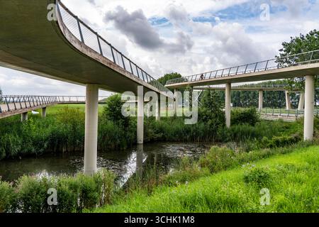 Rampe auf den Liniebrug, eine Fahrrad- und Fußgängerbrücke über den Amsterdam-Rhein-Kanal in der Nähe des Dorfes Nigtechtew, die den Schifffahrtskanal bei überspannt Stockfoto