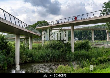 Rampe auf den Liniebrug, eine Fahrrad- und Fußgängerbrücke über den Amsterdam-Rhein-Kanal in der Nähe des Dorfes Nigtechtew, die den Schifffahrtskanal bei überspannt Stockfoto