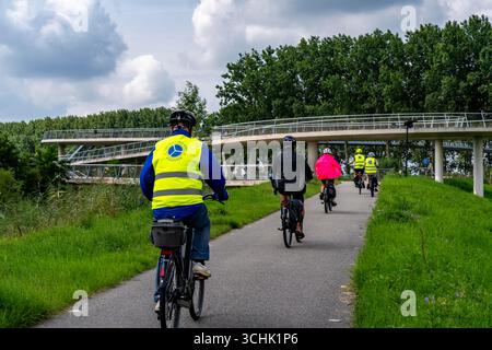 Rampe auf den Liniebrug, eine Fahrrad- und Fußgängerbrücke über den Amsterdam-Rhein-Kanal in der Nähe des Dorfes Nigtechtew, die den Schifffahrtskanal bei überspannt Stockfoto