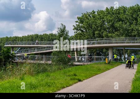 Rampe auf den Liniebrug, eine Fahrrad- und Fußgängerbrücke über den Amsterdam-Rhein-Kanal in der Nähe des Dorfes Nigtechtew, die den Schifffahrtskanal bei überspannt Stockfoto