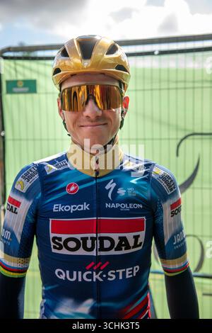 Suffolk, Großbritannien. September 2025. Remco Evenepoe bei Tour of Britain im Signature Area vor der Präsentation auf der Crowd Stage One Sept 2nd Woodbridge, Suffolk Credit: GUE Studios/Alamy Live News Stockfoto