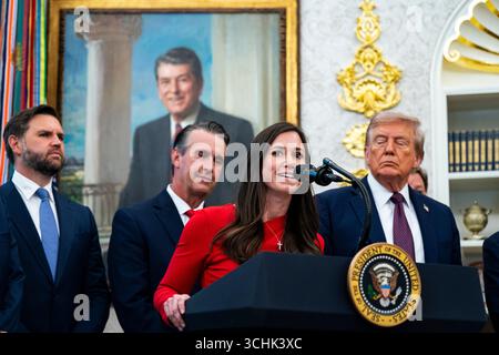 Washington, USA. September 2025. Senatorin Katie Britt, eine Republikanerin aus Alabama, spricht während einer Ankündigung im Oval Office des Weißen Hauses in Washington, DC, USA, am Dienstag, den 2. September. 2025. US-Präsident Donald Trump wird bekanntgeben, dass er das US-Raumfahrtkommando in Huntsville, Alabama, anlegt und damit die Entscheidung des ehemaligen Präsidenten Joe Biden, das Hauptquartier in Colorado zu verlegen, zunichte macht. Fotograf: Al Drago/Pool/SIPA USA Credit: SIPA USA/Alamy Live News Stockfoto