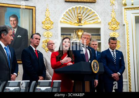 Washington, USA. September 2025. Senatorin Katie Britt, eine Republikanerin aus Alabama, spricht während einer Ankündigung im Oval Office des Weißen Hauses in Washington, DC, USA, am Dienstag, den 2. September. 2025. US-Präsident Donald Trump wird bekanntgeben, dass er das US-Raumfahrtkommando in Huntsville, Alabama, anlegt und damit die Entscheidung des ehemaligen Präsidenten Joe Biden, das Hauptquartier in Colorado zu verlegen, zunichte macht. Fotograf: Al Drago/Pool/SIPA USA Credit: SIPA USA/Alamy Live News Stockfoto