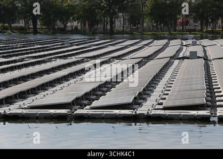 Eine einzigartige Ansicht von schwimmenden Solarpaneelen auf einer Wasseroberfläche, die die Integration der Technologie erneuerbarer Energien in natürliche Umgebungen unterstreicht Stockfoto