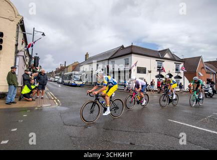 Suffolk, Großbritannien. September 2025. 4 in The Breakaway Passing through Saxmundham bei Stage 1 Tour of Britain, 2. September 2025 Joshua Golliker, Milan Lanhove, Victor Vercoullie, Diego Uriarte Belzunegi, Joshua Golliker gewann den Conductivity Award am ersten Tag Credit: GUE Studios/Alamy Live News Stockfoto