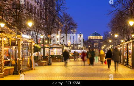 Winterdämmerung auf dem Vitosha Boulevard in Sofia mit St. Nedelya Kirche Stockfoto
