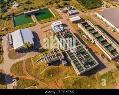 Wasserversorgung aus der Vogelperspektive, Abwasserarbeiten, Abwasserbehandlungsarbeiten und -Wartung, Bauingenieure Stockfoto