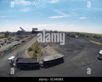 Kohlebergbau und -Verarbeitung Anlagen, LKW, die Kohle im Kohlekraftwerk transportieren, o produzieren Energie, Kohlebetrieb, Botswana Stockfoto