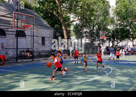Junge Kinder, die beim 30. Jährlichen Asian 3 on 3 Blacktop Battle Asian Basketballturnier in New York Chinatown am 20. Juli 2025 teilnehmen 紐約 Stockfoto