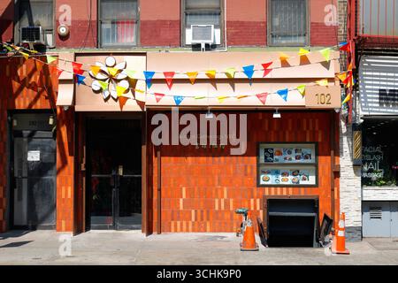 August-Versammlungen 富瑶, 102 Bowery, New York. New York City Storefront eines kantonesischen chinesischen Restaurants in Manhattan Chinatown. 紐約 Stockfoto