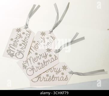 Merry Christmas Label isolierter Naturhintergrund mit Beschneidungspfad Stockfoto