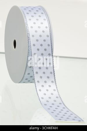 Rolle eines weißen dünnen Bandes mit Sternmuster isolierter Naturhintergrund mit Beschneidungspfad Stockfoto