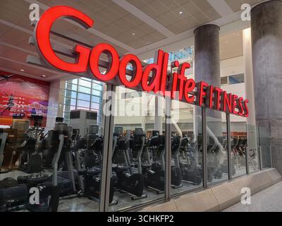 Toronto, ON, Kanada – 2. August 2024: Sehen Sie sich das Goodlife Fitness Company-Schild an. Stockfoto