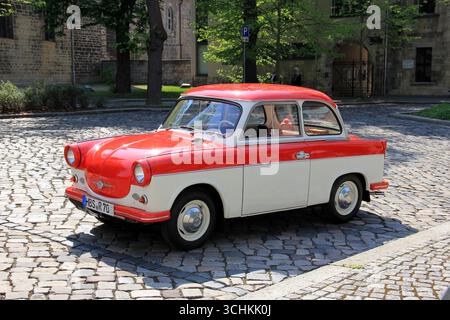 Oldtimer Trabant 600, hergestellt in der DDR in den 1960er Jahren, geparkt auf einer Kopfsteinpflasterstraße, Ansicht von links, Halberstadt, Deutschland Stockfoto
