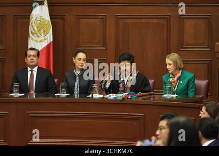 Nicht exklusiv: (L-R) Kongressabgeordneter Sergio Gutierrez von der Partei Movimiento de Regeneracion Nacional (Morena), mexikanische Präsidentin Claudia Sheinbaum Pa Stockfoto