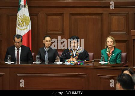 Nicht exklusiv: (L-R) Kongressabgeordneter Sergio Gutierrez von der Partei Movimiento de Regeneracion Nacional (Morena), mexikanische Präsidentin Claudia Sheinbaum Pa Stockfoto