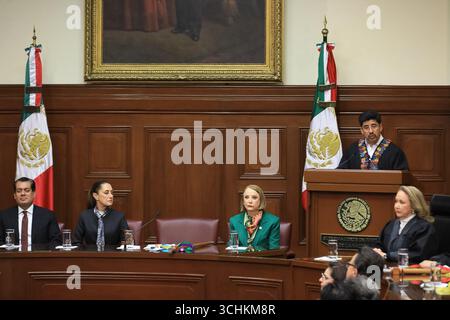 Nicht exklusiv: Mexikos neuer Chef des Obersten Gerichtshofs, Hugo Aguilar Ortiz, begleitet von (L-R) Kongressabgeordnetem Sergio Gutierrez von der Partei Movimiento de Rege Stockfoto