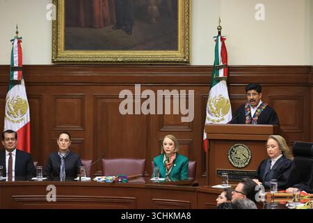 Nicht exklusiv: Mexikos neuer Chef des Obersten Gerichtshofs, Hugo Aguilar Ortiz, begleitet von (L-R) Kongressabgeordnetem Sergio Gutierrez von der Partei Movimiento de Rege Stockfoto