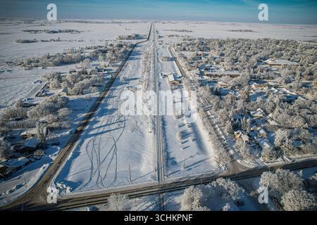 Drohnenfotografie von Dalmeny, bedeckt mit Schnee. Diese Ausblicke aus der Vogelperspektive erfassen die Dächer, Felder und Prärielandschaft während der Wintermonate in Saskatchewan Stockfoto