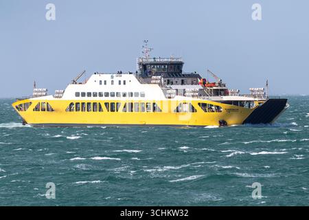 Feuerland, Chile - 24. Januar 2024. Telephoto einer Fähre, die die Magellanstraße in Südchile überquert. Stockfoto