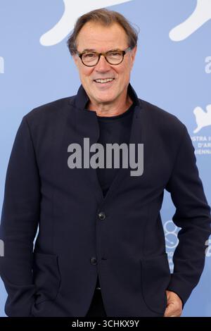 Venedig, Italien. September 2025. Sebastian Koch posiert beim Fotoaufruf von „Etty“ während des 82. Internationalen Filmfestivals von Venedig im Palazzo del Casino am Lido in Venedig, Italien, am 2. September 2025. Quelle: dpa/Alamy Live News Stockfoto