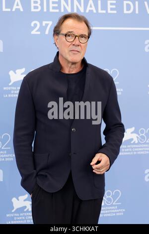 Venedig, Italien. September 2025. Sebastian Koch posiert beim Fotoaufruf von „Etty“ während des 82. Internationalen Filmfestivals von Venedig im Palazzo del Casino am Lido in Venedig, Italien, am 2. September 2025. Quelle: dpa/Alamy Live News Stockfoto