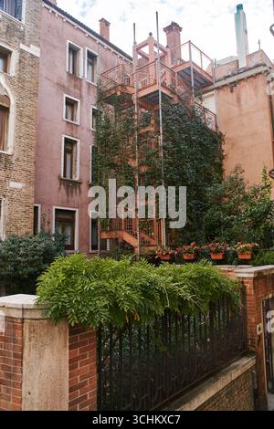 Wunderschöner Innenhof mit viel Grün in Venedig, Italien Stockfoto