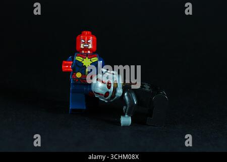 LEGO Captain Marvel und Antman in einer seltsamen Pose Stockfoto