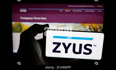 Auf dieser Abbildung befindet sich ein Mobiltelefon mit dem Logo des kanadischen Unternehmens ZYUS Life Sciences Inc. Auf dem Bildschirm vor der Webseite. Stockfoto