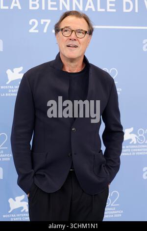 Venedig, Italien. September 2025. Sebastian Koch posiert beim Fotoaufruf von „Etty“ während des 82. Internationalen Filmfestivals von Venedig im Palazzo del Casino am Lido in Venedig, Italien, am 2. September 2025. Quelle: dpa/Alamy Live News Stockfoto