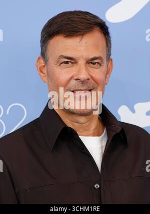 Venedig, Italien. September 2025. Francois Ozon posiert beim Fotoaufruf von „der Fremde“ während des 82. Internationalen Filmfestivals von Venedig im Palazzo del Casino am Lido in Venedig, Italien, am 2. September 2025. Quelle: dpa/Alamy Live News Stockfoto