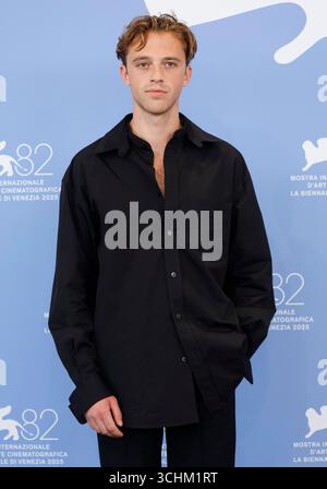 Venedig, Italien. September 2025. Benjamin Voisin posiert beim Fotoaufruf von „der Fremde“ während des 82. Internationalen Filmfestivals von Venedig im Palazzo del Casino am Lido in Venedig, Italien, am 2. September 2025. Quelle: dpa/Alamy Live News Stockfoto