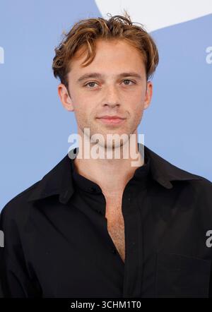 Venedig, Italien. September 2025. Benjamin Voisin posiert beim Fotoaufruf von „der Fremde“ während des 82. Internationalen Filmfestivals von Venedig im Palazzo del Casino am Lido in Venedig, Italien, am 2. September 2025. Quelle: dpa/Alamy Live News Stockfoto