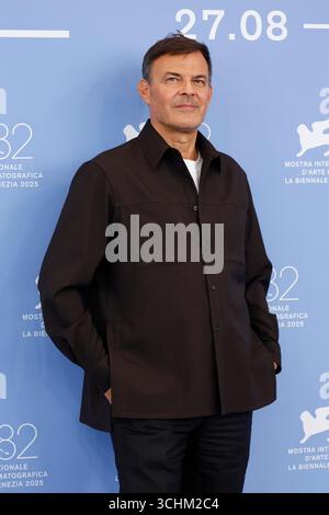 Venedig, Italien. September 2025. Francois Ozon posiert beim Fotoaufruf von „der Fremde“ während des 82. Internationalen Filmfestivals von Venedig im Palazzo del Casino am Lido in Venedig, Italien, am 2. September 2025. Quelle: dpa/Alamy Live News Stockfoto