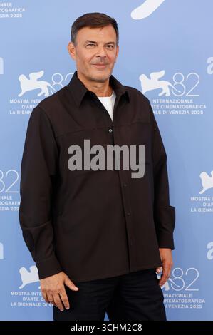 Venedig, Italien. September 2025. Francois Ozon posiert beim Fotoaufruf von „der Fremde“ während des 82. Internationalen Filmfestivals von Venedig im Palazzo del Casino am Lido in Venedig, Italien, am 2. September 2025. Quelle: dpa/Alamy Live News Stockfoto