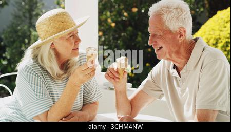 Glückliches, älteres Paar oder Lachen mit Eis im Garten für einen kühlen Sommersnack oder Bonding. Senior Mann, Frau oder Date mit Lächeln oder Kegel im Freien Stockfoto