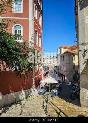 Treppe mit Blick auf das Schloss São Jorge in Lissabon, Portugal Stockfoto