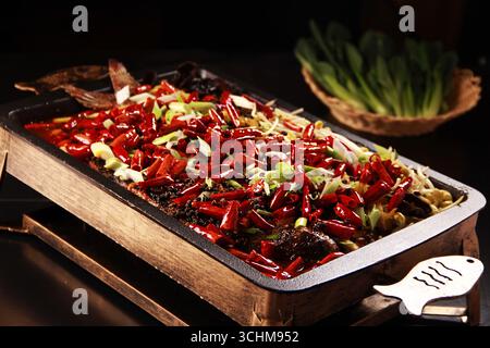 Scharfer Sichuan gegrillter Fisch in Chili-Öl auf heißem Tablett Stockfoto