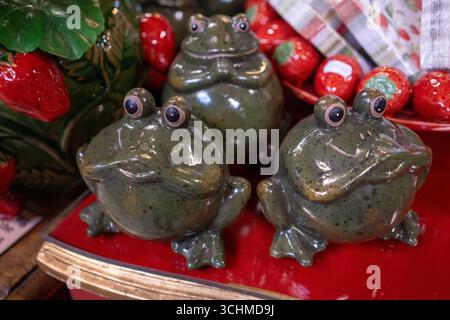 Frösche auf einem Tisch in einem Souvenirladen, Frankreich Stockfoto