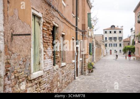 Venedig, Italien - 2. September 2025: Gebäude mit alten Ziegelmauern während des 82. Internationalen Filmfestivals von Venedig Stockfoto