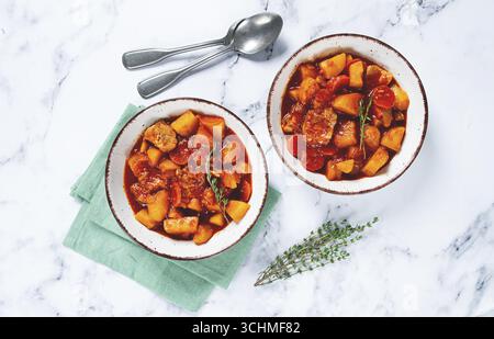Fleischgulasch mit Kartoffeln und Karotten, Paprika, in einem Topf, Blick von oben, traditionelle ungarische Suppe, hausgemacht, keine Leute Stockfoto