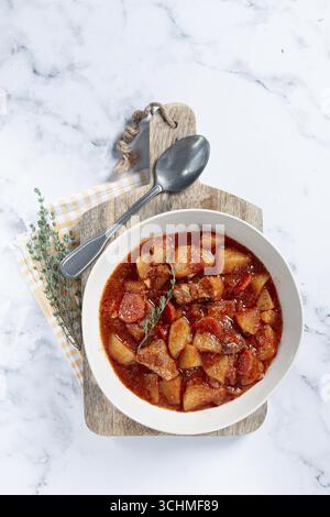 Fleischgulasch mit Kartoffeln und Karotten, Paprika, in einem Topf, Blick von oben, traditionelle ungarische Suppe, hausgemacht, keine Leute Stockfoto